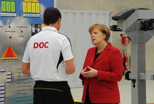 Deutschland, Noervenich, 21.03.2016 Besuch der Bundeskanzlerin Dr. Angela Merkel beim Taktischen Luftwaffengeschwader 31 Boelcke Foto: Bundeskanzlerin Angela Merkel im Gespraech mit einem Arzt der Luftwaffe Germany, Noervenich, 03 21 2016 Visit of German Chancellor Angela Merkel at the Tactical Air Force Squadron 31 Boelcke Photo: German Chancellor Angela Merkel in conversation with a doctor of the Air Force Bundeskanzlerin Merkel besucht Luftwaffengeschwader Boelcke