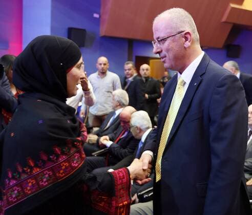 Bilder des Tages Rami Hamdallah ehrt Siegerin des Global Teacher Award March 22, 2016 - Ramallah, West Bank, Palestinian Territory - Palestinian Prime Minister Rami Hamdallah shakes hand with Hanan Al-Hroub, a Palestinian teacher who won the $1 million Global Teacher award during her honoring ceremony in the West Bank city of Ramallah on March 22, 2016. Hroub, who grew up in a Palestinian refugee camp in Bethlehem and now teaches at a high school in the West Bank, was awarded the Global Teacher award at a ceremony in Dubai on March 13 Ramallah Palestinian Territory - ZUMAap3_