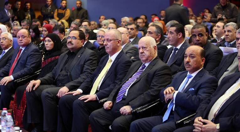 Rami Hamdallah ehrt Siegerin des Global Teacher Award March 22, 2016 - Ramallah, West Bank, Palestinian Territory - Palestinian Prime Minister Rami Hamdallah attends a honoring ceremony of Hanan Al-Hroub, a Palestinian teacher who won the $1 million Global Teacher award, in the West Bank city of Ramallah on March 22, 2016. Hroub, who grew up in a Palestinian refugee camp in Bethlehem and now teaches at a high school in the West Bank, was awarded the Global Teacher award at a ceremony in Dubai on March 13 Ramallah Palestinian Territory - ZUMAap3_