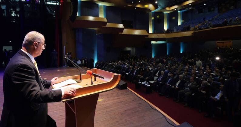 Rami Hamdallah ehrt Siegerin des Global Teacher Award March 22, 2016 - Ramallah, West Bank, Palestinian Territory - Palestinian Prime Minister Rami Hamdallah speaks during honoring ceremony of Hanan Al-Hroub, a Palestinian teacher who won the $1 million Global Teacher award, in the West Bank city of Ramallah on March 22, 2016. Hroub, who grew up in a Palestinian refugee camp in Bethlehem and now teaches at a high school in the West Bank, was awarded the Global Teacher award at a ceremony in Dubai on March 13 Ramallah Palestinian Territory - ZUMAap3_