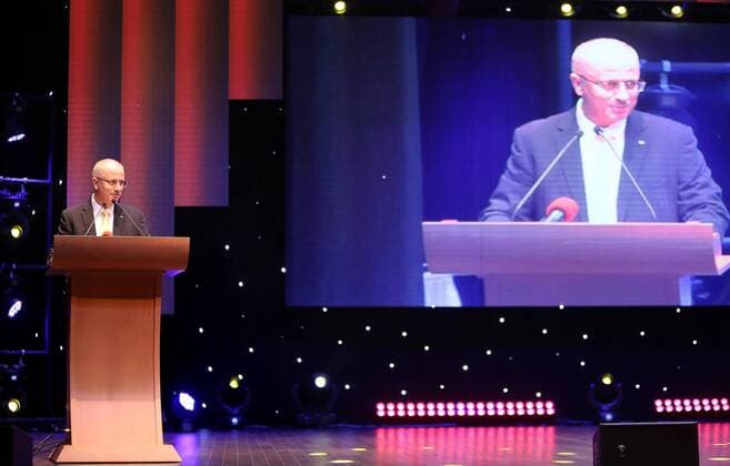 Rami Hamdallah ehrt Siegerin des Global Teacher Award March 22, 2016 - Ramallah, West Bank, Palestinian Territory - Palestinian Prime Minister Rami Hamdallah speaks during honoring ceremony of Hanan Al-Hroub, a Palestinian teacher who won the $1 million Global Teacher award, in the West Bank city of Ramallah on March 22, 2016. Hroub, who grew up in a Palestinian refugee camp in Bethlehem and now teaches at a high school in the West Bank, was awarded the Global Teacher award at a ceremony in Dubai on March 13 Ramallah Palestinian Territory - ZUMAap3_