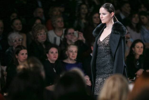 Moscow Fashion Week - Modenschau Valentin Yudashkin MOSCOW, RUSSIA. MARCH 22, 2016. A model showcases a creation by Russian designer Valentin Yudashkin at the 35th Season of Moscow Fashion Week, in Moscow s Gostiny Dvor Shopping and Exhibition Centre. Sergei Bobylev TASS  TS01D0C5