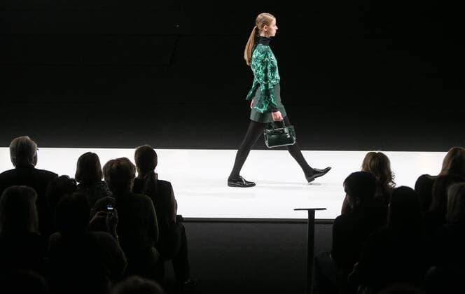 Moscow Fashion Week - Modenschau Valentin Yudashkin MOSCOW, RUSSIA. MARCH 22, 2016. A model showcases a creation by Russian designer Valentin Yudashkin at the 35th Season of Moscow Fashion Week, in Moscow s Gostiny Dvor Shopping and Exhibition Centre. Sergei Bobylev TASS  TS01D0C6