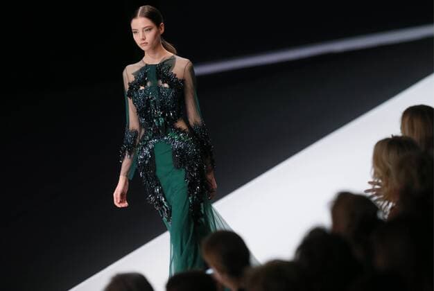 Moscow Fashion Week - Modenschau Valentin Yudashkin MOSCOW, RUSSIA. MARCH 22, 2016. A model showcases a creation by Russian designer Valentin Yudashkin at the 35th Season of Moscow Fashion Week, in Moscow s Gostiny Dvor Shopping and Exhibition Centre. Sergei Bobylev TASS  TS01D0C8