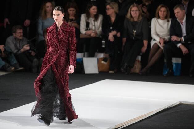 Moscow Fashion Week - Modenschau Valentin Yudashkin MOSCOW, RUSSIA. MARCH 22, 2016. A model showcases a creation by Russian designer Valentin Yudashkin at the 35th Season of Moscow Fashion Week, in Moscow s Gostiny Dvor Shopping and Exhibition Centre. Sergei Bobylev TASS  TS01D0C9