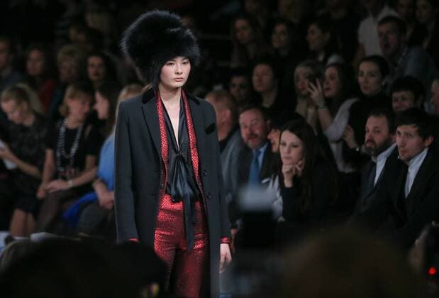 Moscow Fashion Week - Modenschau Valentin Yudashkin MOSCOW, RUSSIA. MARCH 22, 2016. A model showcases a creation by Russian designer Valentin Yudashkin at the 35th Season of Moscow Fashion Week, in Moscow s Gostiny Dvor Shopping and Exhibition Centre. Sergei Bobylev TASS  TS01D0CB