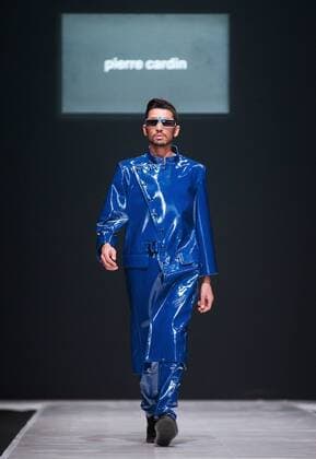 Moscow Fashion Week - Modenschau Pierre Cardin MOSCOW, RUSSIA. MARCH 22, 2016. A model showcases a creation by French designer Pierre Cardin at the 35th Season of Moscow Fashion Week, in Moscow s Gostiny Dvor Shopping and Exhibition Centre. Sergei Bobylev TASS  TS01D0A9