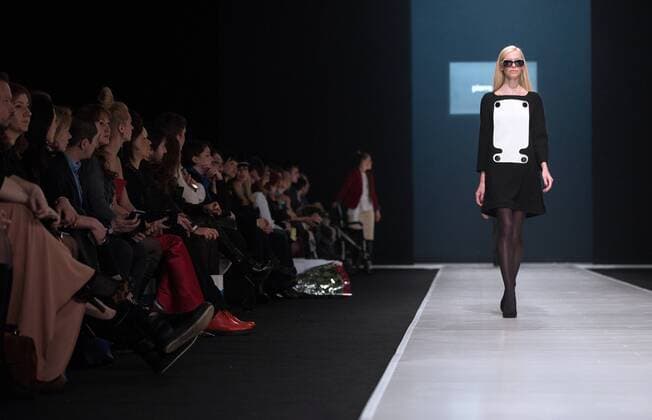 Moscow Fashion Week - Modenschau Pierre Cardin MOSCOW, RUSSIA. MARCH 22, 2016. A model showcases a creation by French designer Pierre Cardin at the 35th Season of Moscow Fashion Week, in Moscow s Gostiny Dvor Shopping and Exhibition Centre. Sergei Bobylev TASS  TS01D0AA