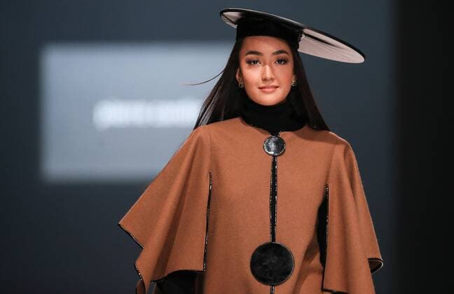 Moscow Fashion Week - Modenschau Pierre Cardin MOSCOW, RUSSIA. MARCH 22, 2016. A model showcases a creation by French designer Pierre Cardin at the 35th Season of Moscow Fashion Week, in Moscow s Gostiny Dvor Shopping and Exhibition Centre. Sergei Bobylev TASS  TS01D0AE