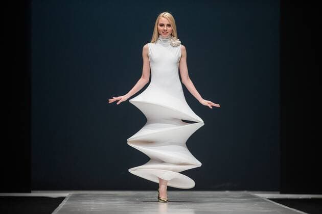 Bilder des Tages Moscow Fashion Week - Modenschau Pierre Cardin MOSCOW, RUSSIA. MARCH 22, 2016. A model showcases a creation by French designer Pierre Cardin at the 35th Season of Moscow Fashion Week, in Moscow s Gostiny Dvor Shopping and Exhibition Centre. Sergei Bobylev TASS  TS01D0BC