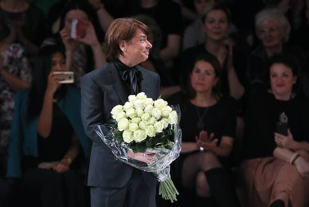 Moscow Fashion Week - Modenschau Valentin Yudashkin MOSCOW, RUSSIA. MARCH 22, 2016. Russian designer Valentin Yudashkin acknowledges the audience at the end of a fashion show for his collection at the 35th Season of Moscow Fashion Week, in Moscow s Gostiny Dvor Shopping and Exhibition Centre. Sergei Bobylev TASS  TS01D0B6