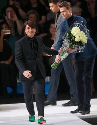 Moscow Fashion Week - Modenschau Valentin Yudashkin MOSCOW, RUSSIA. MARCH 22, 2016. Russian designer Valentin Yudashkin (front) acknowledges the audience at the end of a fashion show for his collection at the 35th Season of Moscow Fashion Week, in Moscow s Gostiny Dvor Shopping and Exhibition Centre. Sergei Bobylev TASS  TS01D0B7
