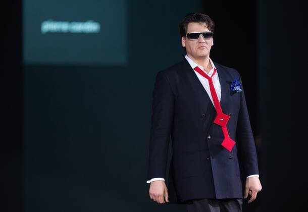 Moscow Fashion Week - Modenschau Pierre Cardin MOSCOW, RUSSIA. MARCH 22, 2016. Rodrigo Basilicati, administrator at Concept Creatif Pierre Cardin, acknowledges the audience at the end of a fashion show for a collection by French designer Pierre Cardin at the 35th Season of Moscow Fashion Week, in Moscow s Gostiny Dvor Shopping and Exhibition Centre. Sergei Bobylev TASS  TS01D0B2