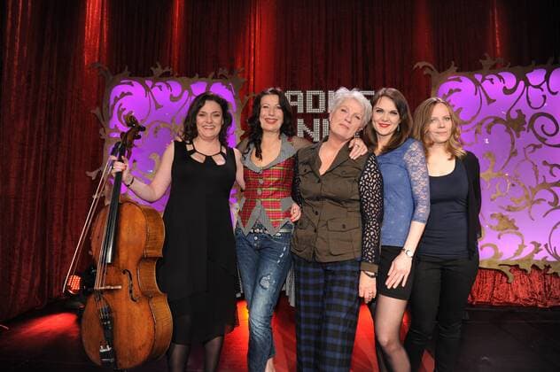 Rebecca Carrington, l-r, Patrizia Moresco, Gerburg Jahnke, Liza Kos und Sarah Bosetti zu Gast am 23.03.2016 in Köln bei der AZ von Ladies Night Ein Kabarettistischer Abend mit reiner Frauenbesetzung. Sendetermin 31.03.2016 22.45 im Ersten.