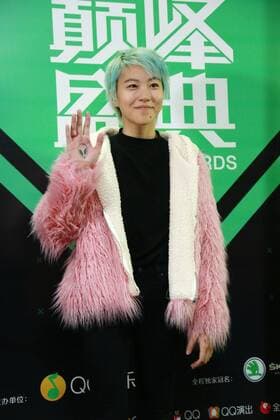 SHENZHEN, CHINA - MARCH 23: (CHINA OUT) Singer Leah Dou Jingtong poses on carpet during the QQ Music Awards on March 23, 2016 in Shenzhen, Guangdong Province of China.  CFP481641014