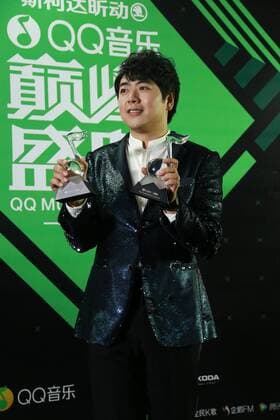 SHENZHEN, CHINA - MARCH 23: (CHINA OUT) Pianist Lang Lang poses on carpet during the QQ Music Awards on March 23, 2016 in Shenzhen, Guangdong Province of China.  CFP481641020