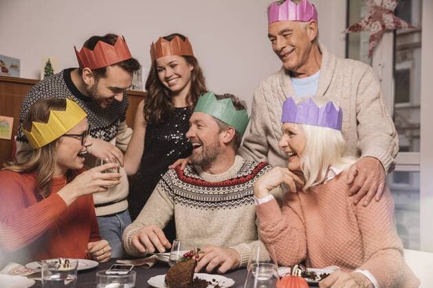 IMAGO Creative: Kimawandel - Weihnachten, Weihnachtsessen vegan Happy family after having Christmas pudding model released Symbolfoto property released  MFF002872