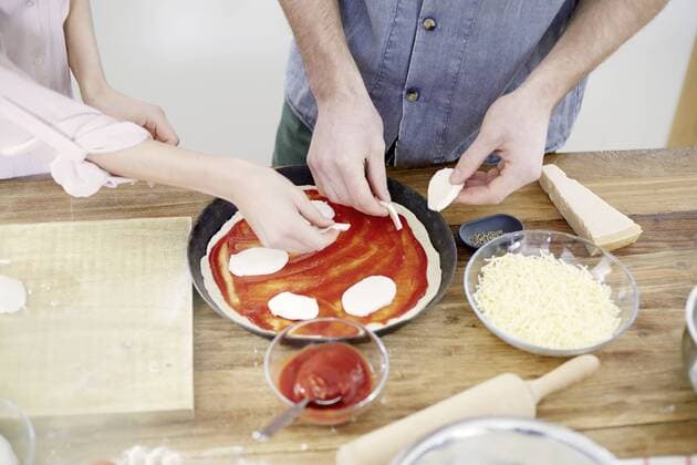 Couple preparing pizza in kitchen model released Symbolfoto property released  FMKF002375