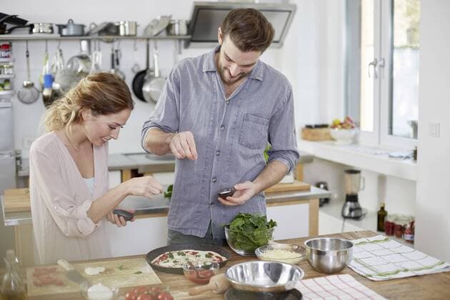 Couple preparing pizza in kitchen model released Symbolfoto property released  FMKF002377
