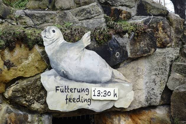 24.03.2016, Berlin, Deutschland, GER, Zoologischer Garten Berlin (ZOO), mit über 20.000 Tieren in fast 1600 Arten gilt er als der artenreichste Zoo weltweit. Kommentierte Fütterung der Seehunde um 13.30 Uhr. zahlreiche Besucher schauen der Show zu.