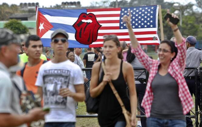 Bilder des Tages Followers of the British rock band The Rolling Stones attend a free concert in Havana, Cuba, 25 March 2016. THE ROLLING STONES CONCERT IN CUBA !ACHTUNG: NUR REDAKTIONELLE NUTZUNG!  HAB001 20160325-635945350423179855
