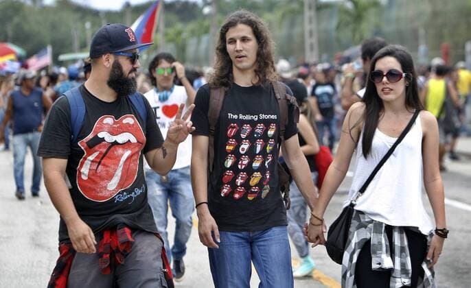 Followers of the British rock band The Rolling Stones attend a free concert in Havana, Cuba, 25 March 2016. THE ROLLING STONES CONCERT IN CUBA !ACHTUNG: NUR REDAKTIONELLE NUTZUNG!  HAB003 20160325-635945351065431855