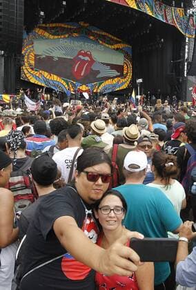 Followers of the British rock band The Rolling Stones attend a free concert in Havana, Cuba, 25 March 2016. THE ROLLING STONES CONCERT IN CUBA !ACHTUNG: NUR REDAKTIONELLE NUTZUNG!  HAB004 20160325-635945353700271855