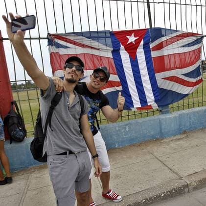 Followers of the British rock band The Rolling Stones attend a free concert in Havana, Cuba, 25 March 2016. THE ROLLING STONES CONCERT IN CUBA !ACHTUNG: NUR REDAKTIONELLE NUTZUNG!  HAB007 20160325-635945359291623855