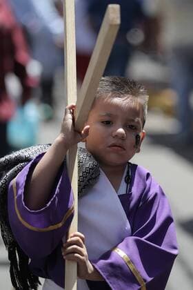 Mexcian devouts participate at the Way of the Cross during the Saint Friday of the Holy Week in Mexico City, Mexico, 25 March 2016. . WAY OF THE CROSS IN MEXICO CITY !ACHTUNG: NUR REDAKTIONELLE NUTZUNG!  MEX001 20160325-635945417879699985