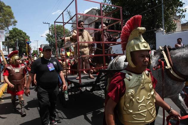 Mexcian devouts participate at the Way of the Cross during the Saint Friday of the Holy Week in Mexico City, Mexico, 25 March 2016. WAY OF THE CROSS IN MEXICO CITY !ACHTUNG: NUR REDAKTIONELLE NUTZUNG!  MEX005 20160325-635945418576239985