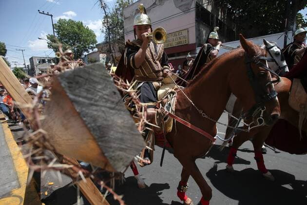 Mexcian devouts participate at the Way of the Cross during the Saint Friday of the Holy Week in Mexico City, Mexico, 25 March 2016. WAY OF THE CROSS IN MEXICO CITY !ACHTUNG: NUR REDAKTIONELLE NUTZUNG!  MEX006 20160325-635945419199615985
