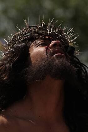 Mexcian devouts participate at the Way of the Cross during the Saint Friday of the Holy Week in Mexico City, Mexico, 25 March 2016. WAY OF THE CROSS IN MEXICO CITY !ACHTUNG: NUR REDAKTIONELLE NUTZUNG!  MEX007 20160326-635945512053763269