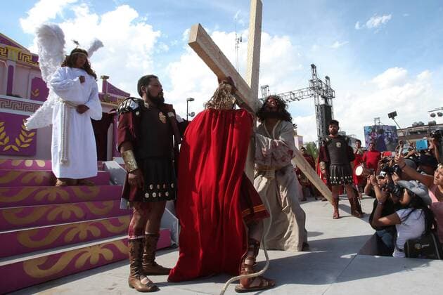 Mexcian devouts participate at the Way of the Cross during the Saint Friday of the Holy Week in Mexico City, Mexico, 25 March 2016. WAY OF THE CROSS IN MEXICO CITY !ACHTUNG: NUR REDAKTIONELLE NUTZUNG!  MEX008 20160326-635945512709427066