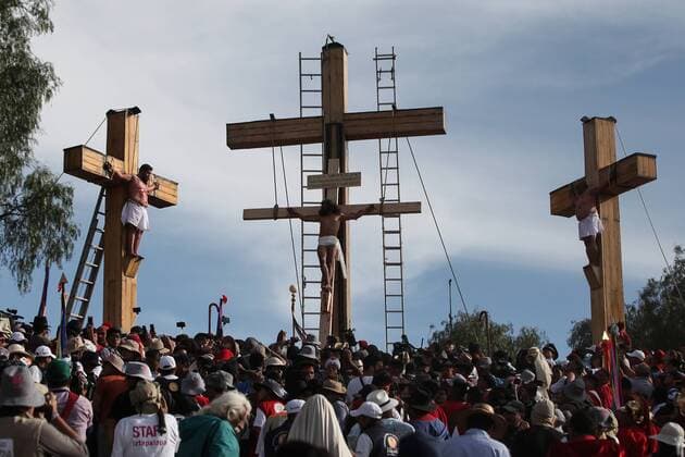Mexcian devouts participate at the Way of the Cross during the Saint Friday of the Holy Week in Mexico City, Mexico, 25 March 2016. WAY OF THE CROSS IN MEXICO CITY !ACHTUNG: NUR REDAKTIONELLE NUTZUNG!  MEX008 20160326-635945542643429659