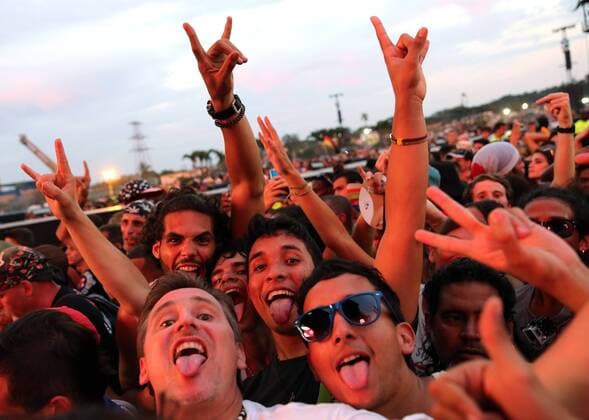 Followers of the British rock band The Rolling Stones attend a free concert in Havana, Cuba, 25 March 2016. Rolling Stones concert in Cuba !ACHTUNG: NUR REDAKTIONELLE NUTZUNG!  HAB01 20160326-635945601342049052