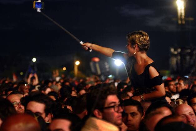(160326) -- HAVANA, March 26, 2016 -- A woman takes a selfie during a concert of the Rolling Stones at Ciudad Deportiva Sports Complex in the city of Havana, capital of Cuba, on March 25, 2016. British band the Rolling Stones held their first concert in Cuba, which was a landmark cultural event that comes just three days after U.S. President Barack Obama visited the Caribbean nation. The band s Cuba stop ends its Ole Latin America tour, which also included concerts in Brazil, Uruguay, Chile, Argentina and Mexico. Joaquin Hernandez) CUBA-HAVANA-THE ROLLING STONES-CONCERT Joaqu¨ªnxHern¨¢ndez