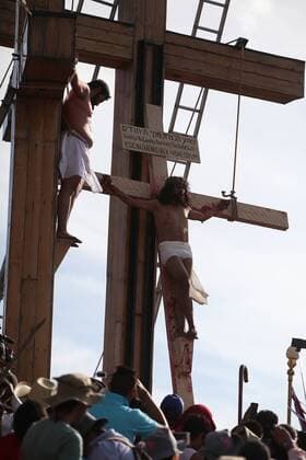 Catholics participate in the representation of the Passion of Christ during the celebration of the Good Friday in Mexico City, Mexico, 25 March 2016. Good Friday in Mexico City !ACHTUNG: NUR REDAKTIONELLE NUTZUNG!  MEX30 23359885sp
