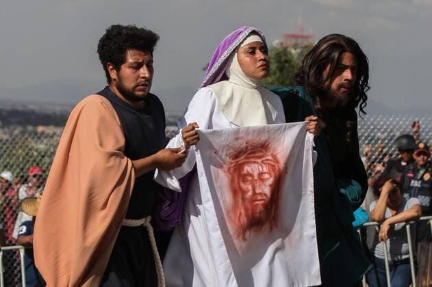 Catholics participate in the representation of the Passion of Christ during the celebration of the Good Friday in Mexico City, Mexico, 25 March 2016. Good Friday in Mexico City !ACHTUNG: NUR REDAKTIONELLE NUTZUNG!  MEX30 23359886sp
