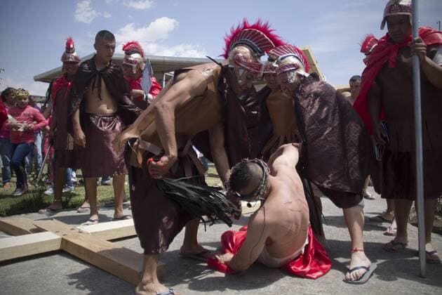 (160326) -- MEXICO CITY, March 25, 2016 -- Prisoners of Men s Social Rehabilitation Center of Santa Martha Acatitla perform during the celebrations of Good Friday in Mexico City, capital of Mexico, on March 25, 2016. Alejandro Ayala)() MEXICO-MEXICO CITY-SOCIETY-HOLY WEEK e AlejandroxAyala 