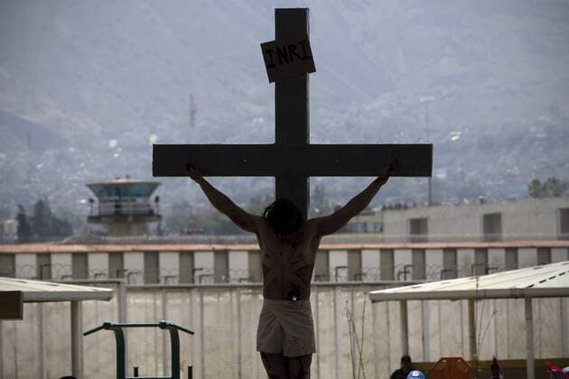 (160326) -- MEXICO CITY, March 25, 2016 -- A prisoner of Men s Social Rehabilitation Center of Santa Martha Acatitla performs as Jesus Christ during the celebrations of Good Friday in Mexico City, capital of Mexico, on March 25, 2016. Alejandro Ayala) MEXICO-MEXICO CITY-SOCIETY-HOLY WEEK e AlejandroxAyala 