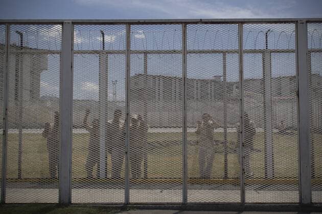 (160326) -- MEXICO CITY, March 25, 2016 -- Prisoners of Men s Social Rehabilitation Center of Santa Martha Acatitla watch performance during the celebrations of Good Friday in Mexico City, capital of Mexico, on March 25, 2016. Alejandro Ayala) MEXICO-MEXICO CITY-SOCIETY-HOLY WEEK e AlejandroxAyala 