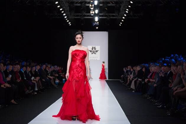 (160326) -- MOSCOW, March 25, 2016 -- A model presents a creation of Grace Chen during the Moscow Fashion Week China Night at Gostiny Dvor in Moscow, March 25, 2016. )(dh) RUSSIA-MOSCOW-FASHION WEEK-CHINA NIGHT BaixXueqi 
