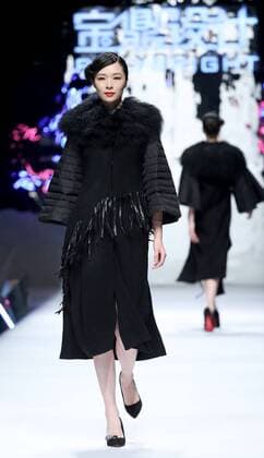 (160326) -- BEIJING, March 26, 2016 -- A model presents a creation of designer Wang Fei during China Fashion Week in Beijing, capital of China, March 26, 2016. ) (cxy) CHINA-BEIJING-FASHION WEEK (CN) ChenxJianli 