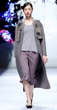 (160326) -- BEIJING, March 26, 2016 -- A model presents a creation of designer Wang Fei during China Fashion Week in Beijing, capital of China, March 26, 2016. ) (cxy) CHINA-BEIJING-FASHION WEEK (CN) ChenxJianli 