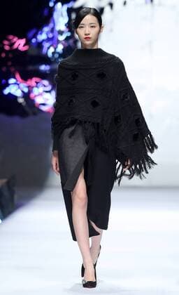 (160326) -- BEIJING, March 26, 2016 -- A model presents a creation of designer Wang Fei during China Fashion Week in Beijing, capital of China, March 26, 2016. ) (cxy) CHINA-BEIJING-FASHION WEEK (CN) ChenxJianli 