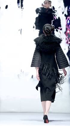 (160326) -- BEIJING, March 26, 2016 -- A model presents a creation of designer Wang Fei during China Fashion Week in Beijing, capital of China, March 26, 2016. ) (cxy) CHINA-BEIJING-FASHION WEEK (CN) ChenxJianli 