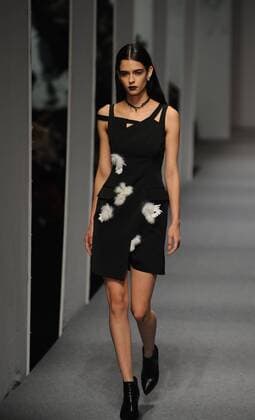 (160326) -- BEIJING, March 26, 2016 -- A model presents a creation from Zoual Yanti Collection during the China Fashion Week A W 2016 2017 in Beijing, China, March 26, 2016. ) (zhs) CHINA-BEIJING-FASHION-ZOUAL (CN) WuxHuiwo 