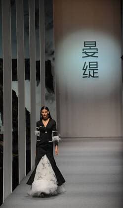 (160326) -- BEIJING, March 26, 2016 -- A model presents a creation from Zoual Yanti Collection during the China Fashion Week A W 2016 2017 in Beijing, China, March 26, 2016. ) (zhs) CHINA-BEIJING-FASHION-ZOUAL (CN) WuxHuiwo 