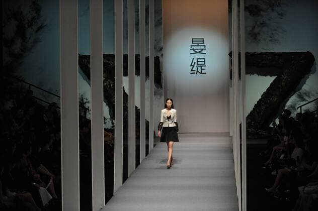 (160326) -- BEIJING, March 26, 2016 -- A model presents a creation from Zoual Yanti Collection during the China Fashion Week A W 2016 2017 in Beijing, China, March 26, 2016. ) (zhs) CHINA-BEIJING-FASHION-ZOUAL (CN) WuxHuiwo 