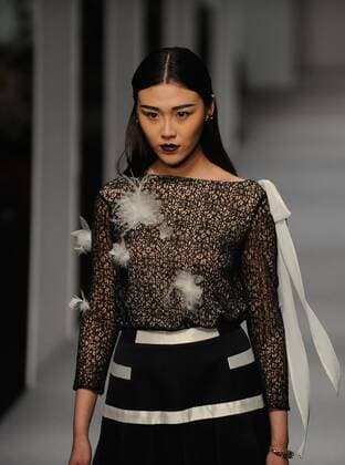 (160326) -- BEIJING, March 26, 2016 -- A model presents a creation from Zoual Yanti Collection during the China Fashion Week A W 2016 2017 in Beijing, China, March 26, 2016. ) (zhs) CHINA-BEIJING-FASHION-ZOUAL (CN) WuxHuiwo 